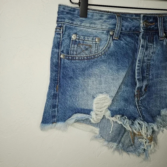 Superdown‎ Lydia Short Distressed in Medium Wash Size 26​ - Picture 4 of 5